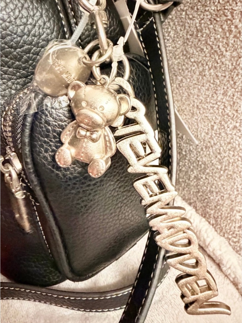 Steve Madden Black Pebbled Leather Crossbody Shoulder Bag with Front Zip Pocket - Picture 2 of 2